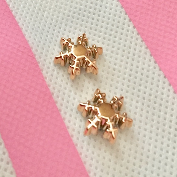 ✨Beautiful Gold Color Stud Earrings ✨NWT🏷 - Picture 6 of 9